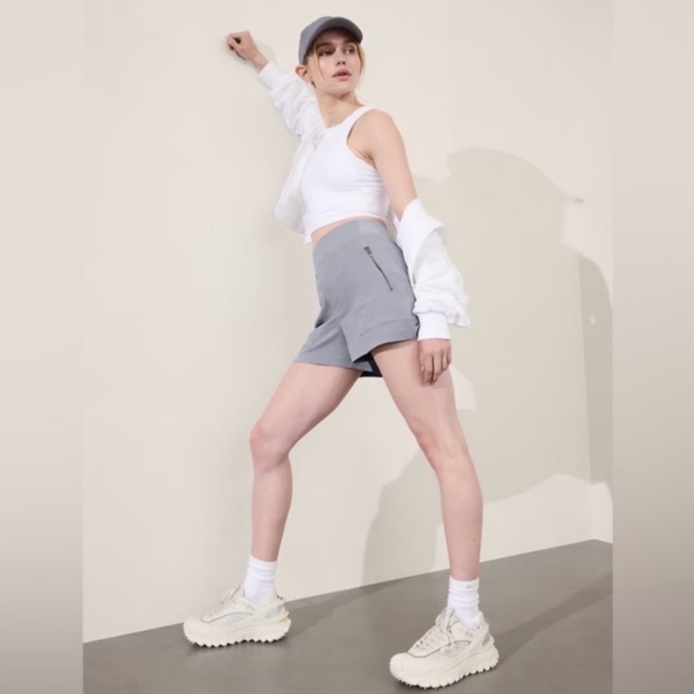 New Athleta Trekkie North Mid-rise Shorts in Storm Cloud Grey Size 10